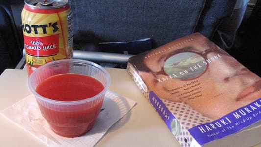 Warum der Drang nach Tomatensaft im Flugzeug so groß ist